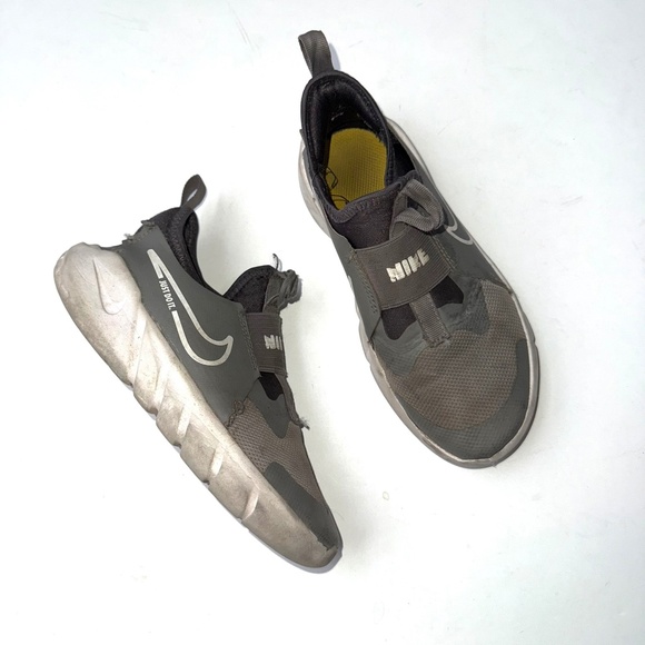 NIKE $55 Boys Youth Size 1 Gray White Flex Slip On No Laces Sneakers #37 - Picture 1 of 5